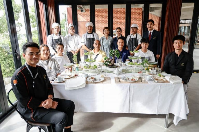 สาขาวิชาคหกรรมศาสตร์ โรงเรียนการเรือน มหาวิทยาลัยสวนดุสิต วิทยาเขตสุพรรณบุรี จัดกิจกรรมงานปฏิบัติการจัดเลี้ยง “ประณีตรส วิจิตรไทยบรรจง” โดยนักศึกษาชั้นปีที่ 3