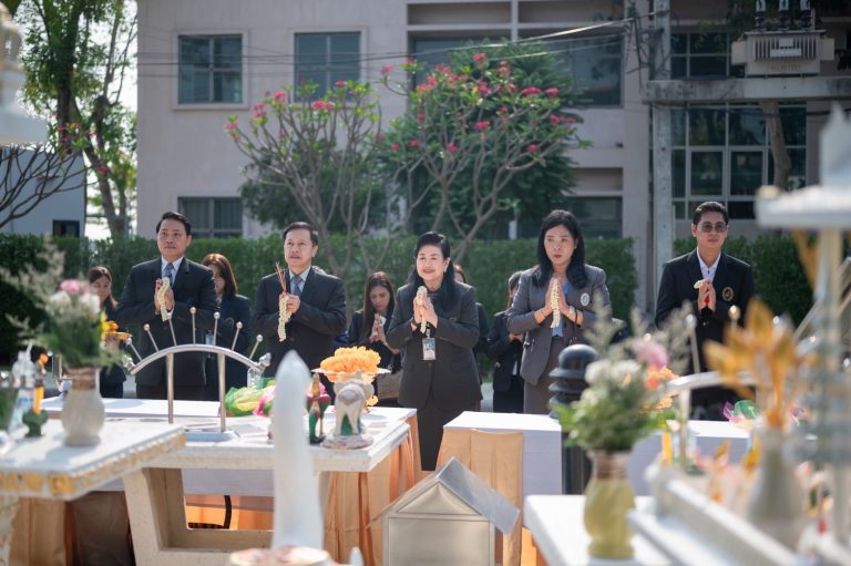 พิธีสักการะหลวงปูชัยมงคล และเปลี่ยนเครื่องบวงสรวง เนื่องในโอกาสมีพระบรมราชโองการโปรดเกล้าโปรดกระหม่อมแต่งตั้งดำรงตำแหน่ง อธิการบดีมหาวิทยาลัยสวนดุสิต