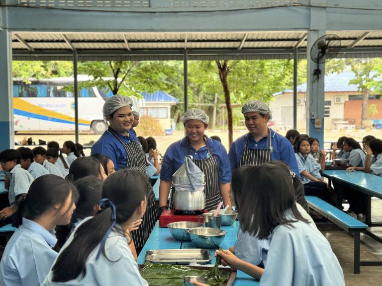 สาขาวิชาคหกรรมศาสตร์ โรงเรียนการเรือน มหาวิทยาลัยสวนดุสิต วิทยาเขตสุพรรณบุรี เป็นวิทยากรในกิจกรรมโครงการค่ายเรียนรู้อาชีพบูรณาการเศรฐกิจพอเพียง กลุ่มสาระการเรียนรู้การงานอาชีพฯ