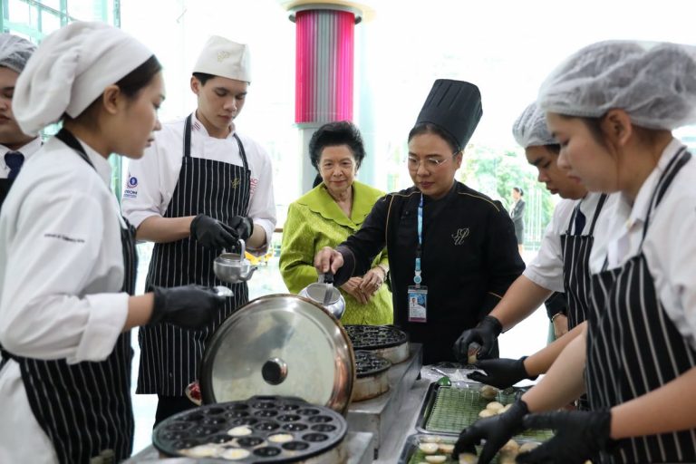สาขาวิชาคหกรรมศาสตร์ โรงเรียนการเรือน มหาวิทยาลัยสวนดุสิต วิทยาเขตสุพรรณบุรี ออกบูธขนมครกในกิจกรรมพบปะสังสรรค์ ความสุข ความทรงจำ ในสวนดุสิต “Journey of a Lifetime @SDU”