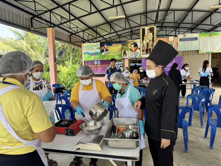 วิทยากรอบรม การพัฒนาผลิตภัณฑ์โจ๊กไก่จากปลายข้าวหอมสุพรรณบุรีบรรจุในซองรีทอร์ทเพาซ์