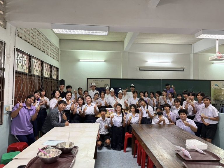 สาขาวิชาคหกรรมศาสตร์ จัดกิจกรรมสอนการแต่งหน้าเค้กเบื้องต้นและแนะแนวการศึกษาต่อ ณ โรงเรียนสามชุกรัตนโภคาราม