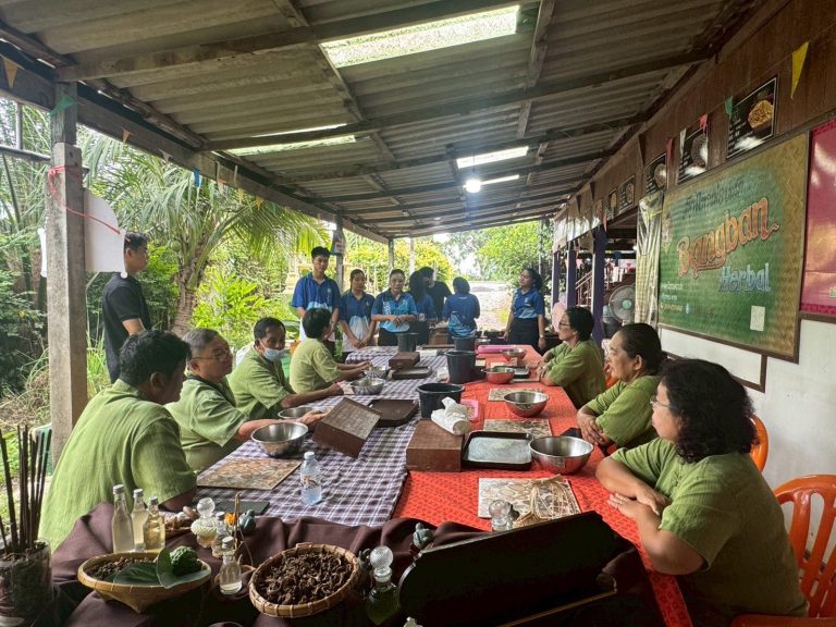 สาขาวิชาคหกรรมศาสตร์ เข้าร่วม “กิจกรรม อบรมเชิงปฏิบัติการ การพัฒนาผลิตภัณฑ์จากวัสดุเหลือใช้ หลังกระบวนการแปรรูปสมุนไพร จากวิสาหกิจชุมชนสมุนไพรแม่อบเชย”