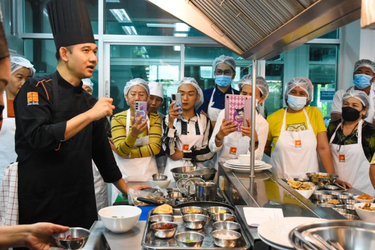 หอมขจรฟาร์ม จัดอบรมเชิงปฎิบัติการ “การขยายองค์ความรู้การแปรรูปปลาสลิดดอนกำยาน ไปสู่การยกระดับมูลค่าสินค้าและรายได้ของวิสาหกิจชุมชนจังหวัดสุพรรณบุรี”