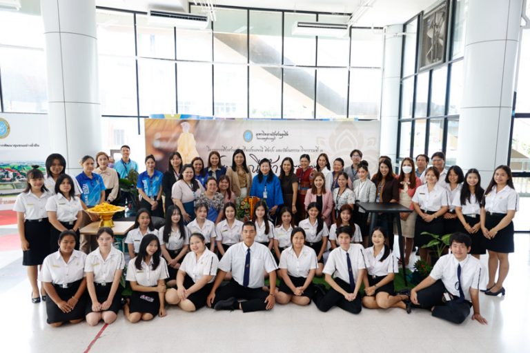 วิทยาเขตสุพรรณบุรี จัดกิจกรรมหล่อเทียนพรรษา ตามโครงการสืบสานส่งเสริมประเพณี ศิลปะ และวัฒนธรรม