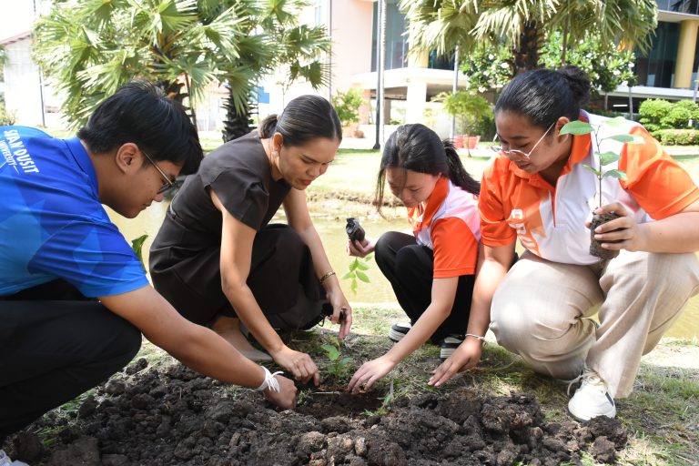 ดร.วิณาภรณ์ แตงจุ้ย นำตัวเเทนสโมสรนักศึกษา 68 ปลูกต้นไม้