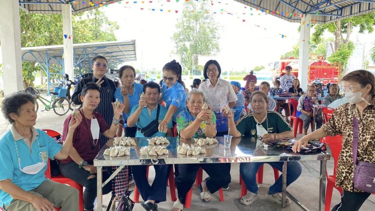 สาขาวิชาคหกรรมศาสตร์ ได้รับเกียรติจากงานพัฒนาชุมชน สำนักปลัดองค์การบริหารส่วนตำบลมดแดง อำเภอศรีประจันต์ จังหวัดสุพรรณบุรี ในการเป็นวิทยากรโครงการส่งเสริมอาชีพ (การทำแหนมหมู)