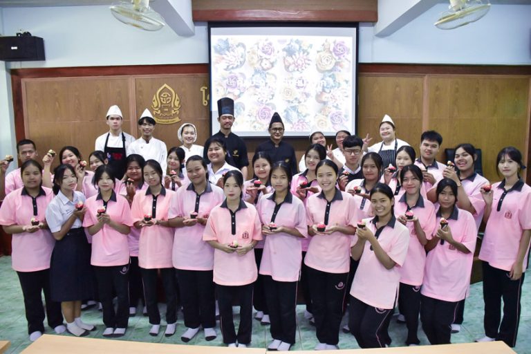 สาขาวิชาคหกรรมศาสตร์ จัดกิจกรรมสอนการแต่งหน้าเค้กเบื้องต้นและแนะแนวการศึกษาต่อ โรงเรียนด่านช้างวิทยา