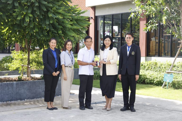 ผู้บริหารมอบของที่ระลึก และกระเช้าผลไม้ ให้แก่พนักงานขับรถ เนื่องในโอกาสเกษียณอายุครบ 60 ปี