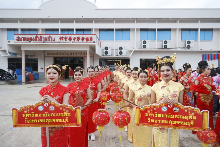 ขบวนแห่โคมไฟ และพิธีลอยกระทง ในงานประเพณีทิ้งกระจาดจังหวัดสุพรรณบุรี ประจำปี 2568