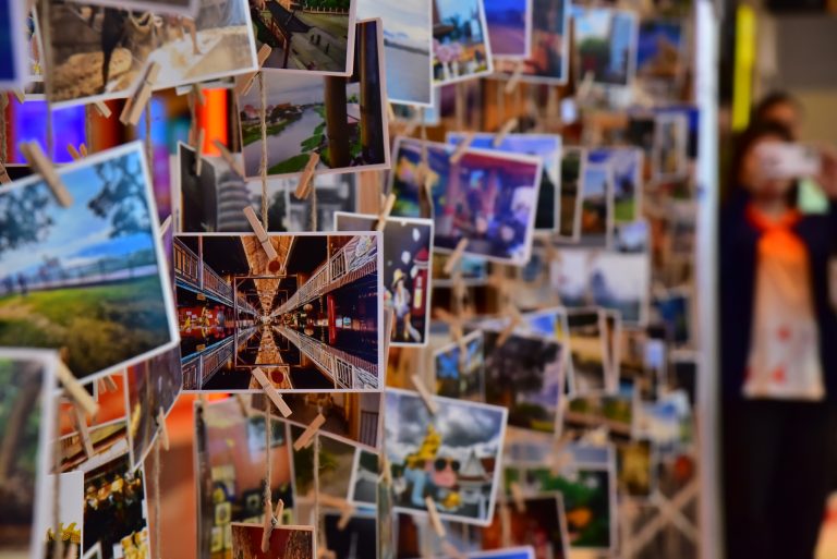 งานเปิดนิทรรศการภาพถ่าย ภายใต้กิจกรรม “น้องเหน่อ” สะพายกล้องท่องสุพรรณ เปิดมุมใหม่เมืองน่าเที่ยว