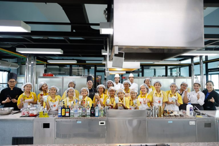 สาขาวิชาคหกรรมศาสตร์ ต้อนรับคณะครูและนักเรียน ในศูนย์ฝึกประสบการณ์วิชาชีพชาววัง โรงเรียนหอวัง ปทุมธานี