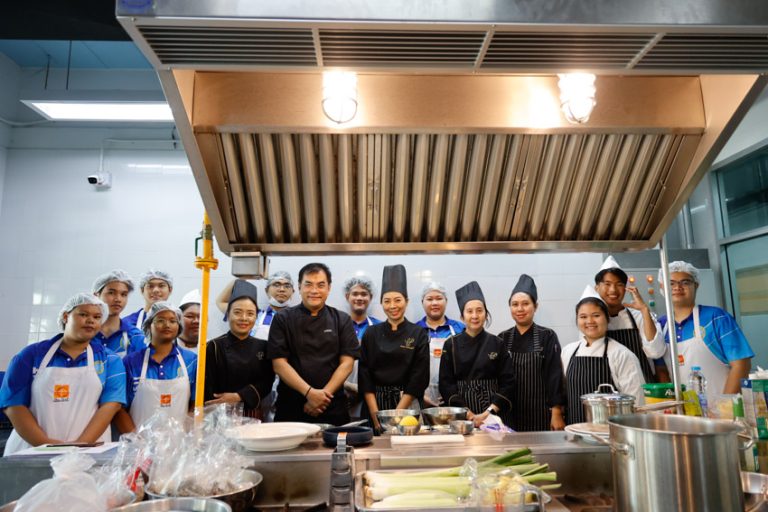 โรงเรียนการเรือน มหาวิทยาลัยสวนดุสิต จัดกิจกรรมอบรมพัฒนานักศึกษาด้านอาหาร เพื่อสอดคล้องและสนับสนุนอัตลักษณ์ทางด้านอาหาร