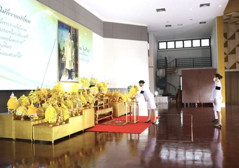 พิธีเจริญพระพุทธมนต์และทำบุญตักบาตร  และพิธีวางพานพุ่มดอกไม้สด เพื่อน้อมรำลึกแด่พระบาทสมเด็จพระบรมชนกาธิเบศร มหาภูมิพลอดุลยเดชมหาราช บรมนาถบพิตร เนื่องในวันชาติ และวันพ่อแห่งชาติ 5 ธันวาคม 2568