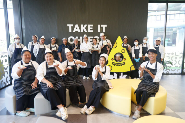 โครงการปฏิบัติการอาหารแปรรูป สอนการผลิตเนยแข็งและโยเกิร์ต ให้แก่นักศึกษาสาขาวิชาหคกรรมศาสตร์ ชั้นปีที่ 2 และชั้นปีที่ 3