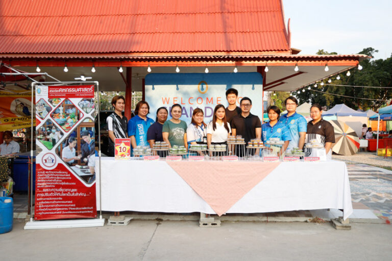 วิทยาเขตสุพรรณบุรี ร่วมออกร้านจำหน่ายผลิตภัณฑ์ขนมสวนดุสิต ภายในงานประจำปี หลวงพ่อบุญ ถาวโร วัดโคกโคเฒ่า