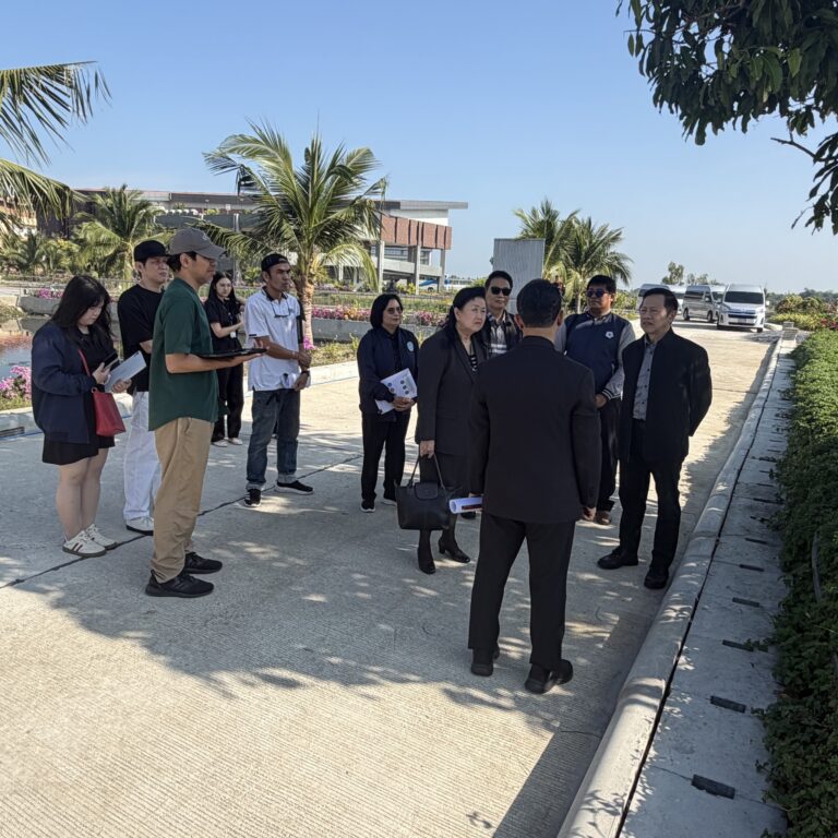 อธิการบดี พร้อมคณะทำงาน ลงพื้นที่ตรวจเยี่ยมและติดตามความคืบหน้าของอาคารศูนย์การถ่ายทอดเทคโนโลยีการเกษตรปลอดภัยเพื่อขับเคลื่อนเศรษฐกิจฐานราก (หอมขจร)