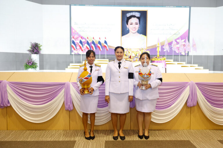 วิทยาเขตสุพรรณบุรี ร่วมพิธีถวายเครื่องราชสักการะ วางพานพุ่ม และพิธีจุดเทียนชัยถวายพระพรชัยมงคล สมเด็จพระนางเจ้า ฯ พระบรมราชินี