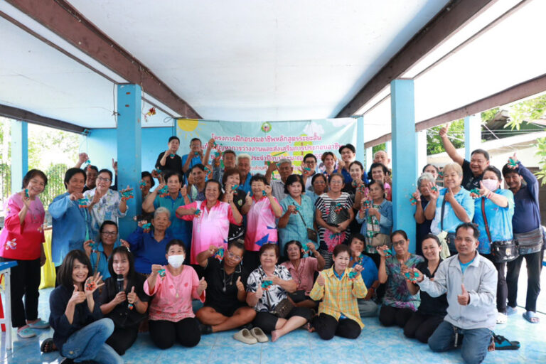 สาขาวิชาคหกรรมศาสตร์ วิทยาเขตสุพรรณบุรี เป็นวิทยากร การทำพวงกุญแจจากเศษผ้า ภายใต้โครงการฝึกอบรมอาชีพหลักสูตรระยะสั้น เพื่อแก้ไขปัญหาการว่างงาน และส่งเสริมการประกอบอาชีพของประชาชน