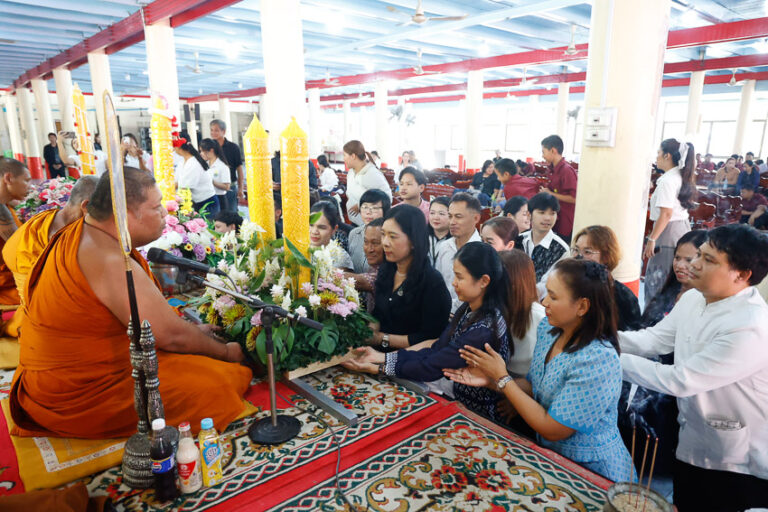 กองบริการนักศึกษา มหาวิทยาลัยสวนดุสิต วิทยาเขตสุพรรณบุรี จัดกิจกรรมโครงการ “วิถีเทียน วิถีไทย ร่วมใจทำบุญ”