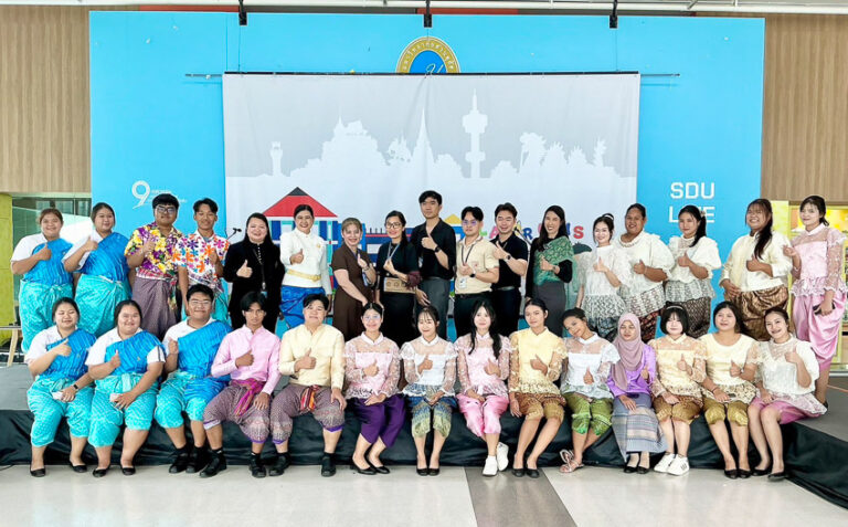 โรงเรียนสาธิตละอออุทิศ สุพรรณบุรี จัดงานตลาดนัด La-Or