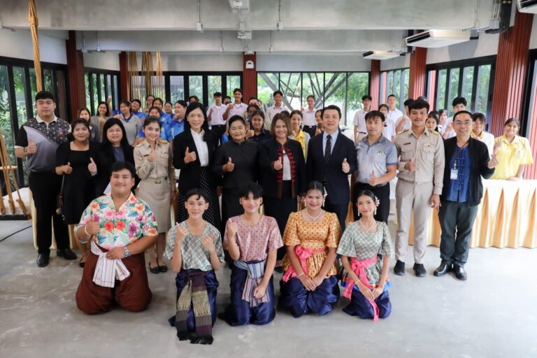 คณะมนุษยศาสตร์และสังคมศาสตร์ มหาวิทยาลัยสวนดุสิต จัดกิจกรรม “การพัฒนาทักษะการร้องและการแสดงเพลงอีแซว” ภายใต้โครงการอนุรักษ์และสืบสานวัฒนธรรมเพลงพื้นบ้าน จังหวัดสุพรรณบุรี ซึ่งเป็นส่วนหนึ่งของการดำเนินงานโครงการ (อพ.สธ.-มสด.) ประจำปีงบประมาณ พ.ศ. 2569